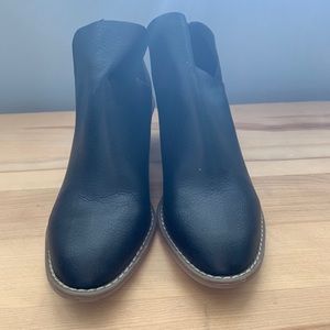 Universal Threads heeled booties